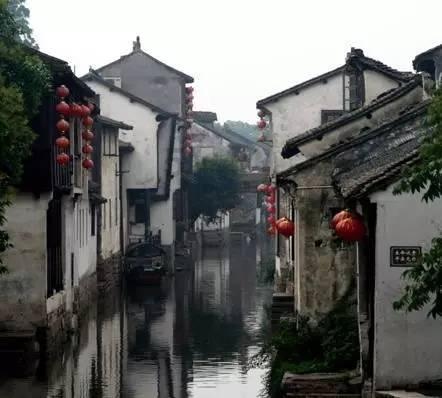 逃离破旧弃城